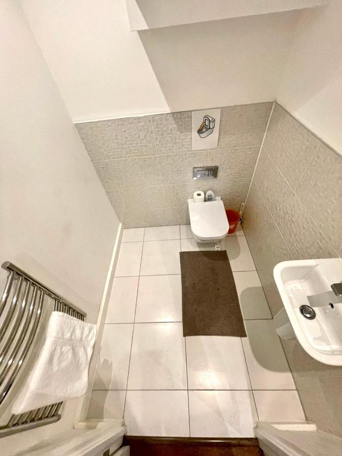 London Stratford Luxury House, 5 Minutes Walk Station, Westfield, 3 Bedrooms 3 Bathrooms, Reception, Garden, Parking Zewnętrze zdjęcie