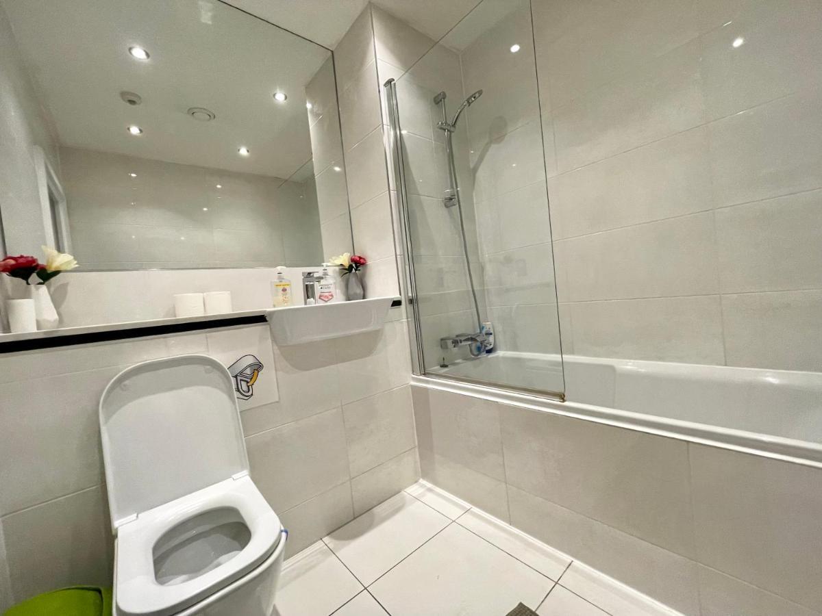 London Stratford Luxury House, 5 Minutes Walk Station, Westfield, 3 Bedrooms 3 Bathrooms, Reception, Garden, Parking Zewnętrze zdjęcie